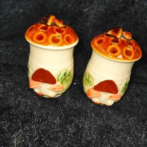 Merry Mushrooms salt and pepper shakers